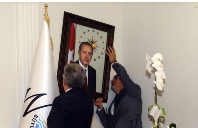 Първата работа на новоназначеният кмет на Ван бе да смени портрета на Ататюрк в кабинета си с такъв на Ердоган.
