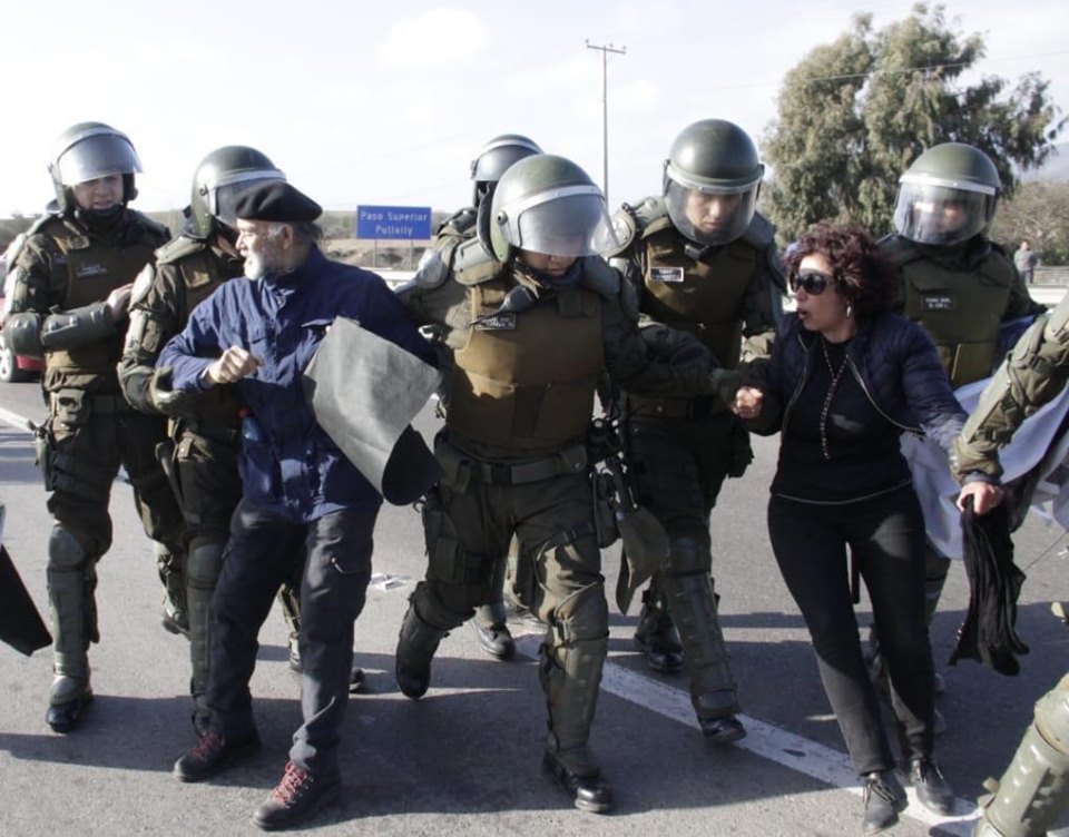 Арестът на кмета на Ла Лигуа - Родриго Санчес, и на съпругата му по време на протест с искане за достъп до вода. Снимка: El Desconcierto