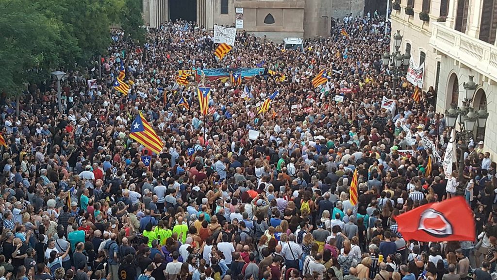 Масов протест в каталунския град Сабадел против арестите на активисти на сепаратистките "Комитети за защита на републиката". Снимка: El Pais