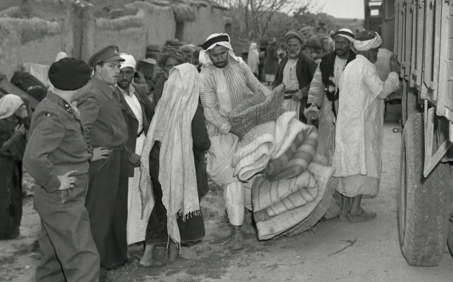 Международни сили съблюдават евакуацията на арабско село през март 1949 г. Източник: Benno Rothenberg/Израелски държавен архив