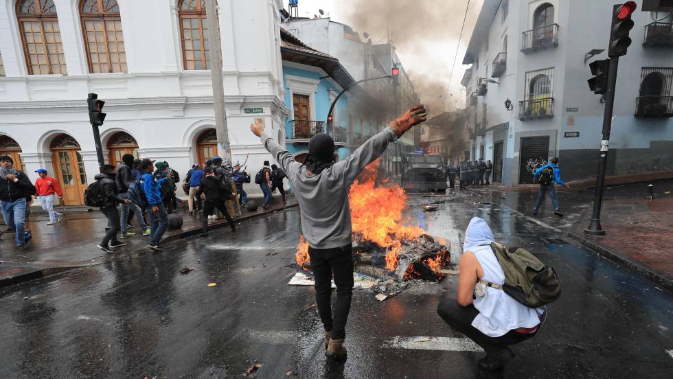Протест в центъра на еквадорската столица Кито срещу поскъпването на горивата и оразването на доходите, въведени от президента Ленин Морено по рецепта на МВФ. Снимка: EFE