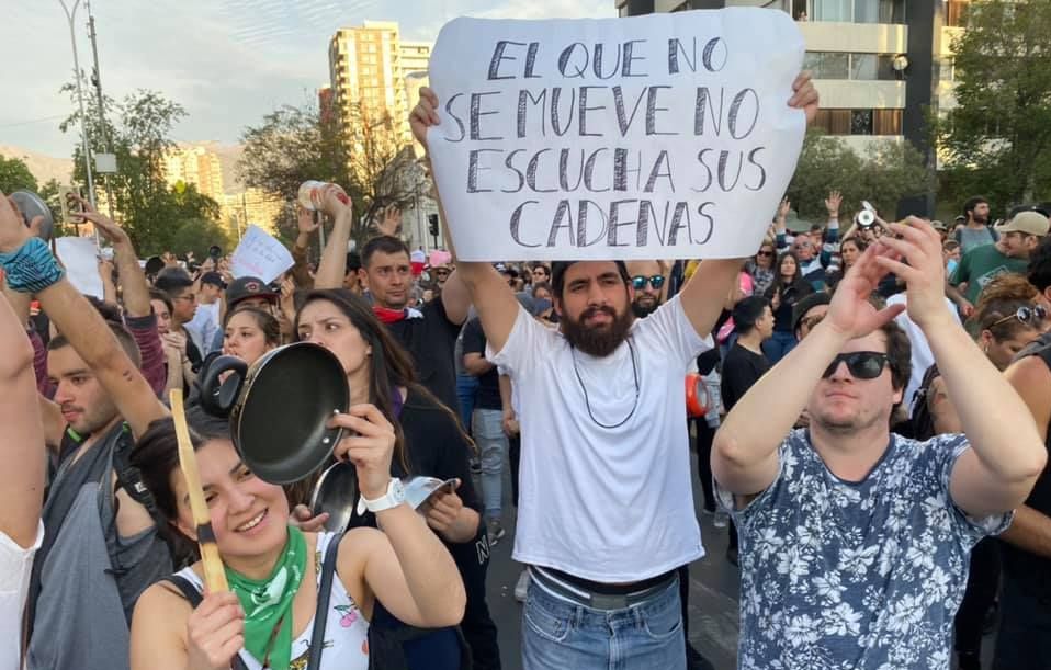 "Който не мърда, не чува веригите си" - това е написал на плаката си този демонстрант на площад "Нюньоа" в Сантяго. Снимка: Олег Ясински