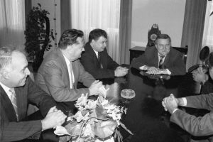 Kaчински (в средата) заедно с Валенса (вдясно) е договарял консенсусите ("без мръсни номера") на прехода на конференцията в Магдаленка (http://bit.ly/2pUyWJl) в края на 80-те години. 