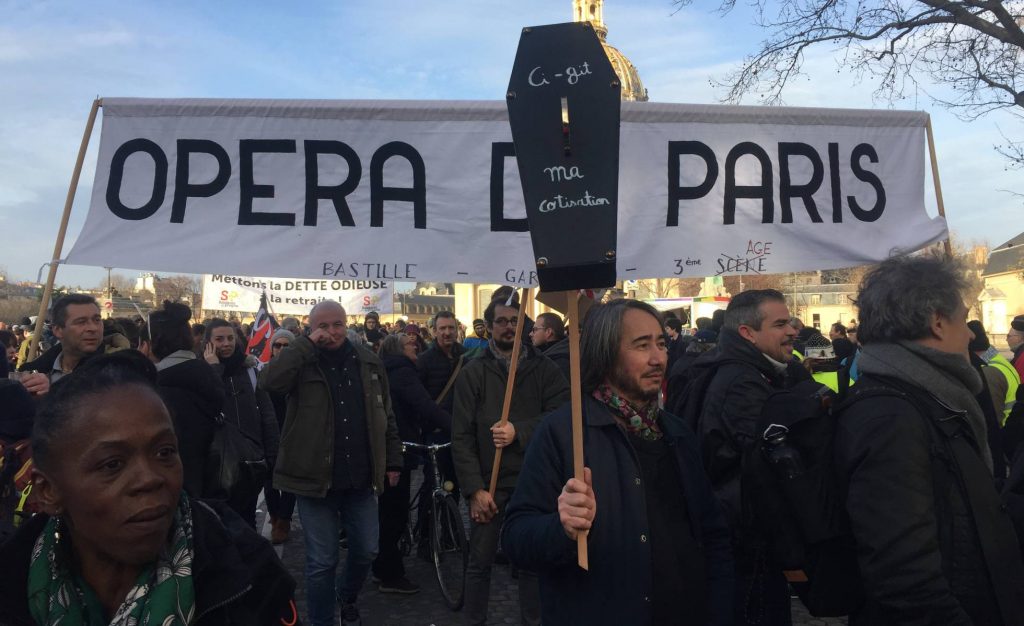Балетната трупа на Парижката опера и танцьорите от "Комеди Франсез" излязоха на стачно шествие срещу пенсионната реформа. Снимка: Силвия Аюсо, El Pais