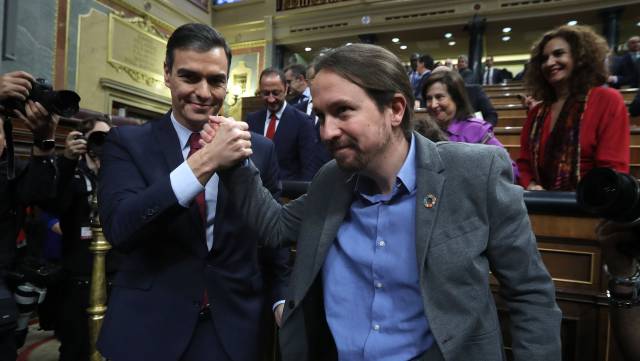 Педро Санчес и Пабло Иглесиас след гласуването в парламента в Мадрид на 7 януари. Снимка: El Pais
