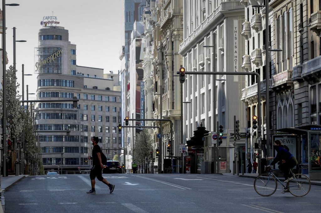 Центарът на Мадрид опустя след въведените извънредни мерки. Снимка: El Pais