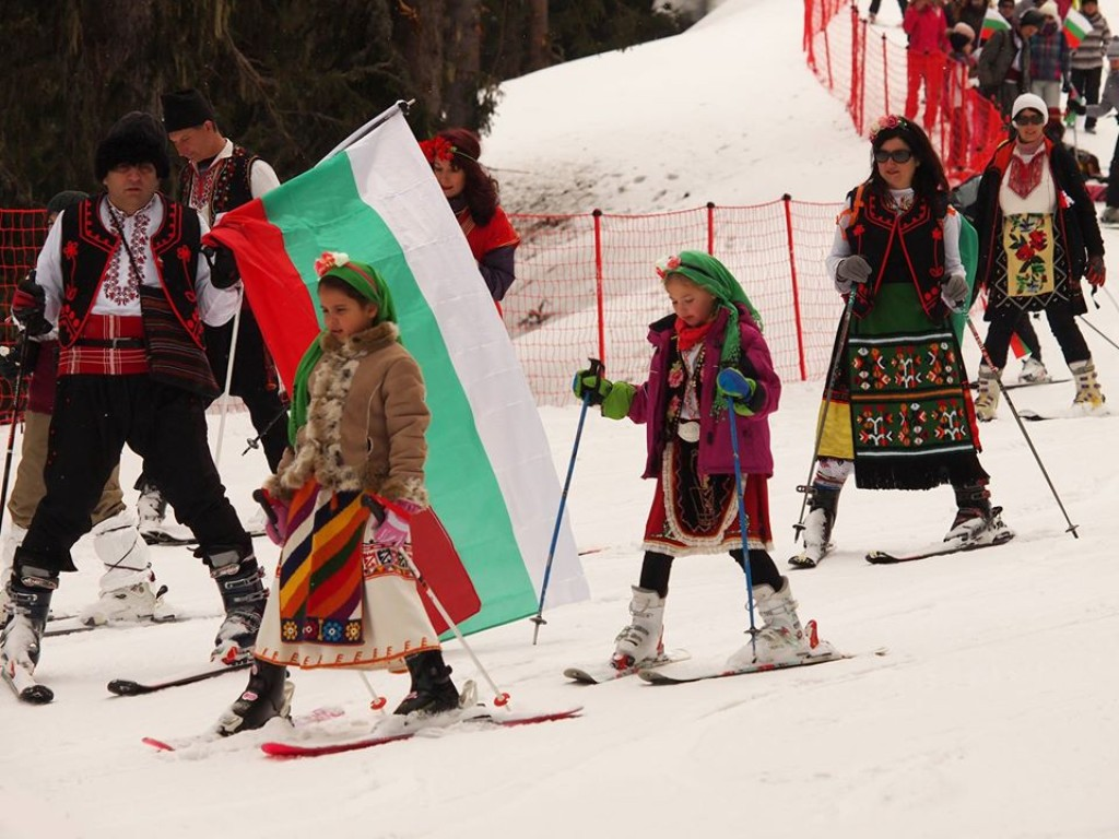 Патриотични граждани демонстрират българщина, като се спускат облечени в носии по пистите в Пампорово Снимка: btvnovinite.bg