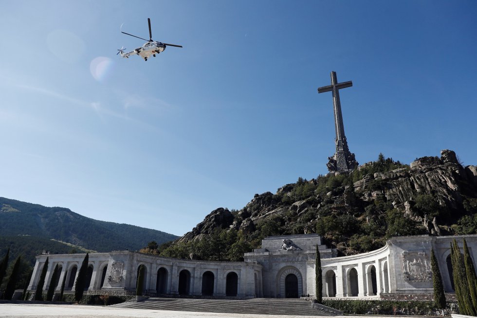 През октомври м.г. хеликоптер кръжеше над монумента в Долината на падналите, докато вървеше есхумацията на Франко. Снимка: El Pais