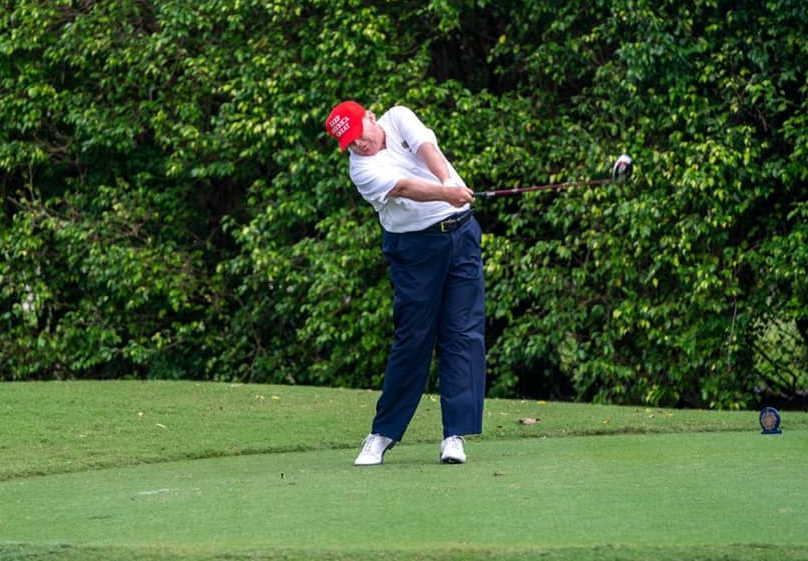 Криза или не, Тръмп никога не пропуска да поиграе голф. Снимка: www.facebook.com/DonaldTrump