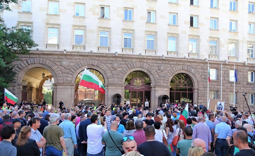 Пред президентството се събра спонтанен протест след показния арест на двама служители в институцията на 9 юли. Снимка: Николай Белалов