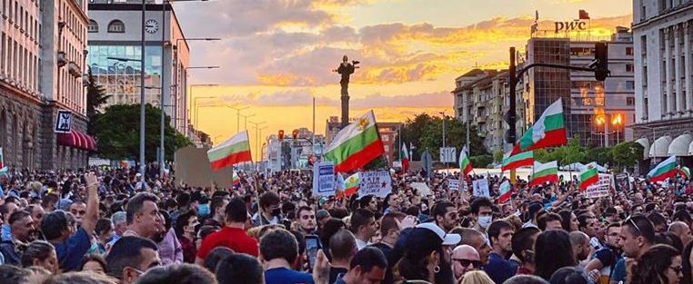 В един от поредните протестни дни в центъра на София с искания за оставките на Бойко Борисов и Иван Гешев. Снимка: "Забелязано в София"