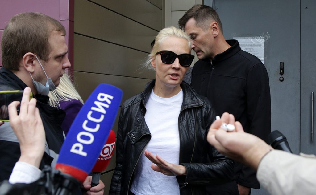 Юлия Навалная дава изявления пред медиите до входа на болницата в Омск. Снимка: ТАСС
