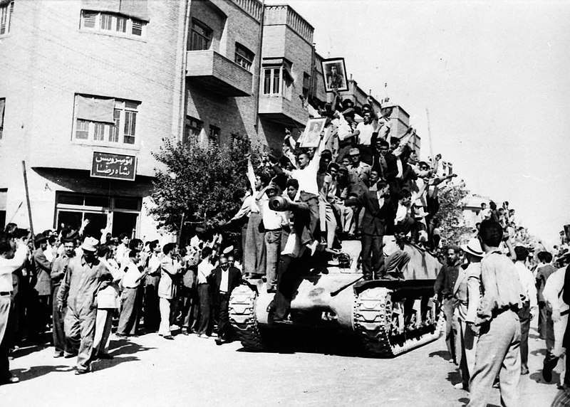 Привърженици на преврата през 1953 г. Снимка: Wikimedia commons