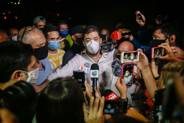 След излизането си от затвора Роберто Мареро (с маската в средата), асистент на Хуан Гуайдо, бе радостно посрещнат от подкрепящи обявеното от президента Мадуро помилване. Снимка: rtve.es