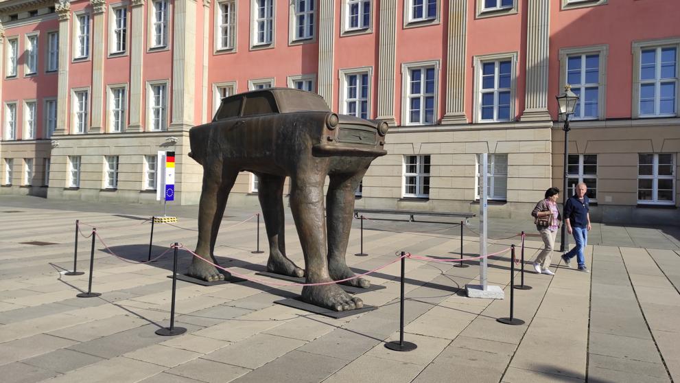 "Quo Vadis" е озаглавил тази своя статуя с емблематичния за ГДР "Трабант" нашумелият чешки скулптор Давид Черни. Композицията е инсталирана в Потсдам по повод 30-годишнината от обединението на Германия. Снимка: Мария-Пас Лопес, La Vanguardia