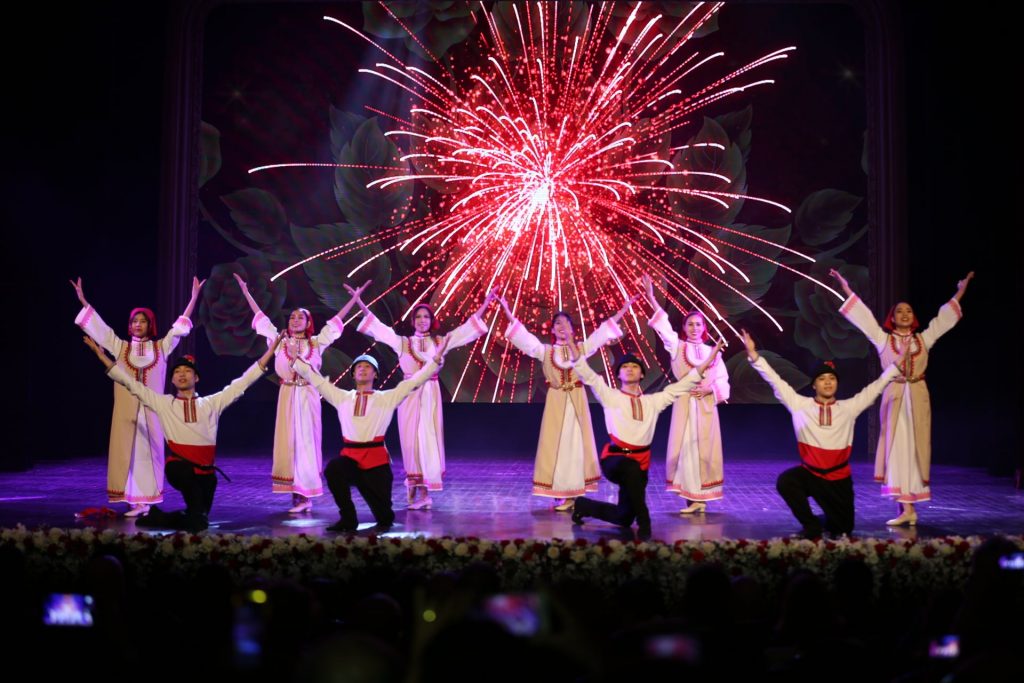 Самодейна виетнамска танцова трупа представи български фолклор