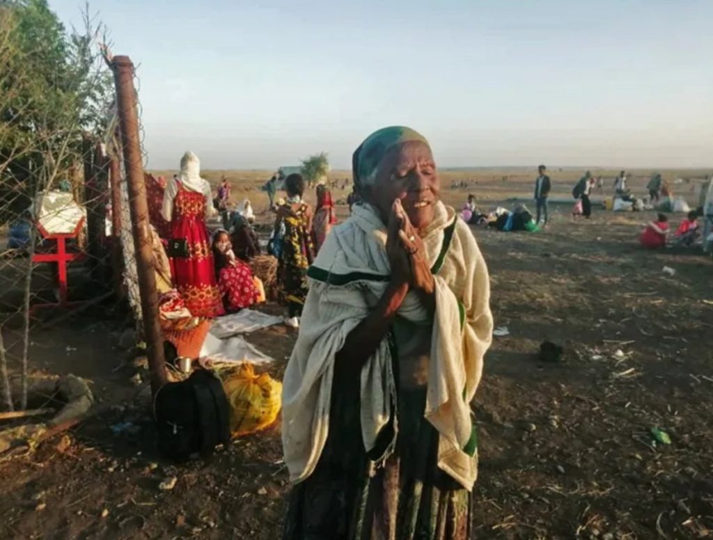 В резултат на боевете десетки хиляди вече са избягали в съседен Судан