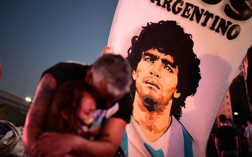Жителите на Буенос Айрес се събраха край своя Обелиск на булевард "9 юли" да оплакват Диего Марадона още веднага след вестта за кончината му. Снимка: mediotiempo.com