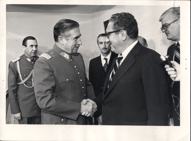 Аугусто Пиночет и Хенри Кисинджър през 1976 г. Снимка: Archivo General Histórico del Ministerio de Relaciones Exteriores