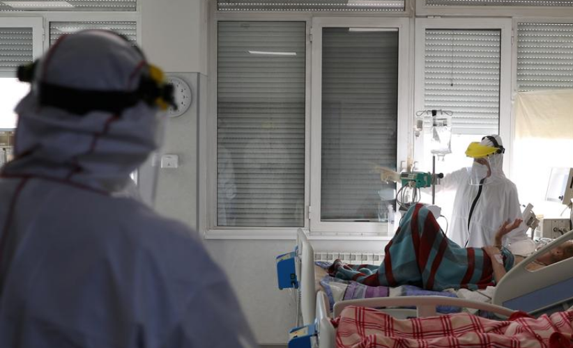 Медицински работници се грижат за болни от коронавирус в болница "Света Анна". Снимка: Reuters