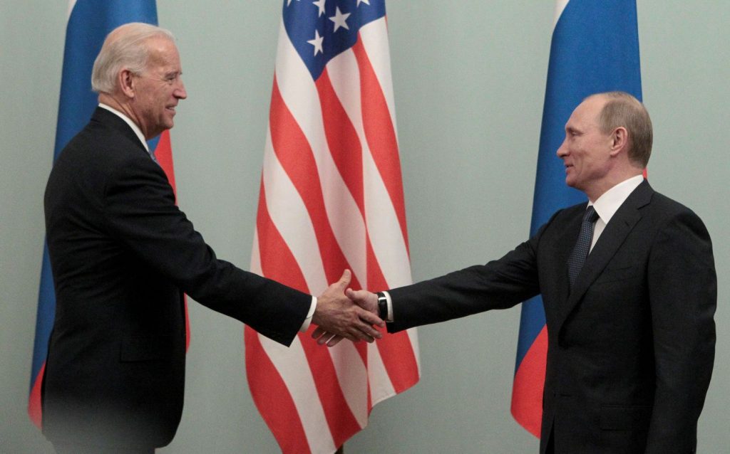 Архивен кадър от среща на Джо Байдън и Владимир Путин през 2011 г. Снимка: ria.ru