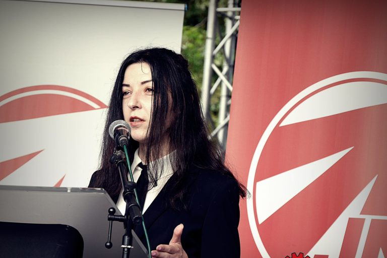 Олена Семеняка изнася реч на конференция, организирана от малдежкото крило на германската неонацистка партия NPD.