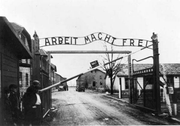Входът в нацисткия концлагер ОсвиенцимбАушвиц с прословутия надпис: "Работата ви прави свободни"