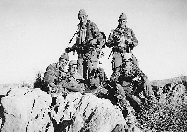 Френски войници по времена Алжирската война. Wikimedia Commons