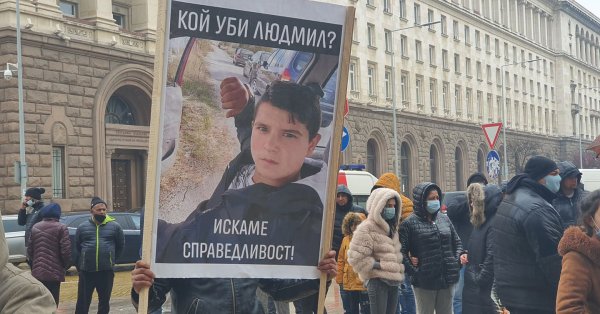 Близки и приятели на семейството на убития от токов удар на софийска улица 16-годишен Людмил днес поискаха наказание за виновните на протест в "Триъгълника на властта"