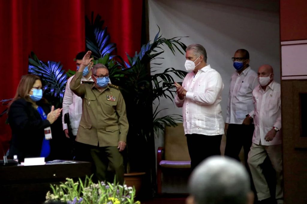 Раул Кастро (във военната униформа) приветства делегатите на 8-ия конгрес на ККП редом до президента Мигел Диас Канел (първият до него с бялата риза вдясно). Снимка: cubadebate.cu