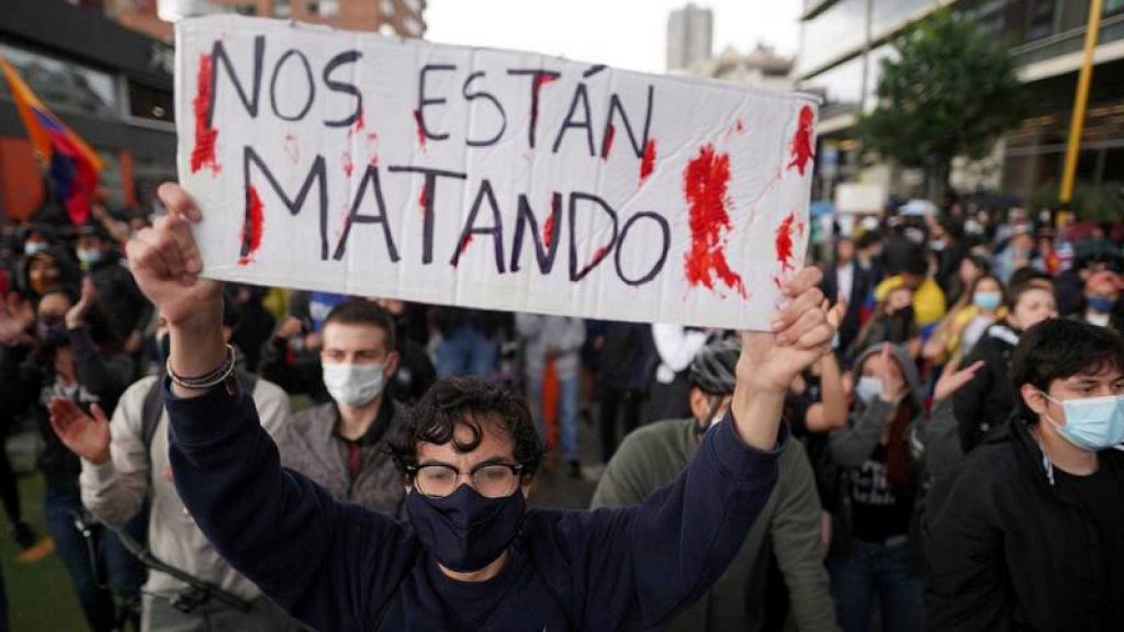 "Убиват ни!", пише на този плакат, издигнат по време на демонстрация в колумбийската столица Богота. Снимка: rtve.es