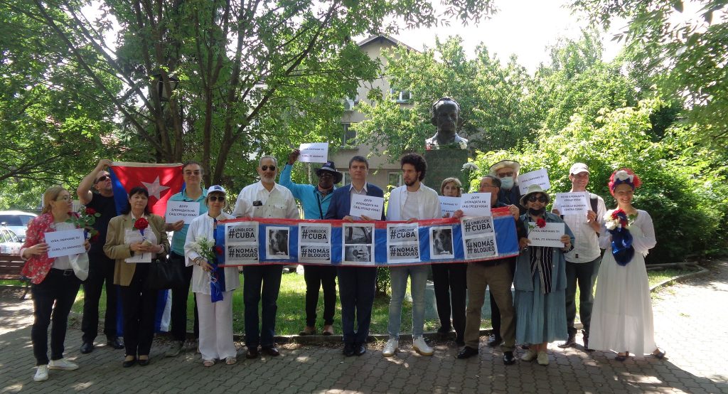 Българи и кубинци настояха пред паметника на Хосе Марти в София за отмяна на антикулинската блокада на САЩ. Снимка: Къдринка Къдринова