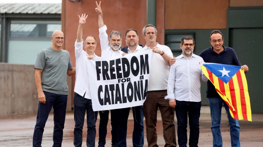 Седмината помилвани каталунски политици, излезли от затвора "Ледонерс" (отляво надясно): Раул Ромева, Жорди Турул, Жорди Куишарт, Ориол Жункерас, Жоаким Форн, Жорди Санчес, Жозеп Рул. Снимка: EFE