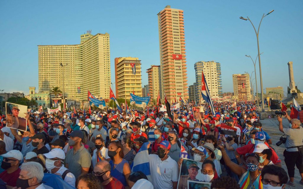 Над 100-хиляди души заляха крайбрежния булевард "Малекон" в Хавана между хотел "Насионал" и посолството на САЩ. Снимка: cubadebate.cu