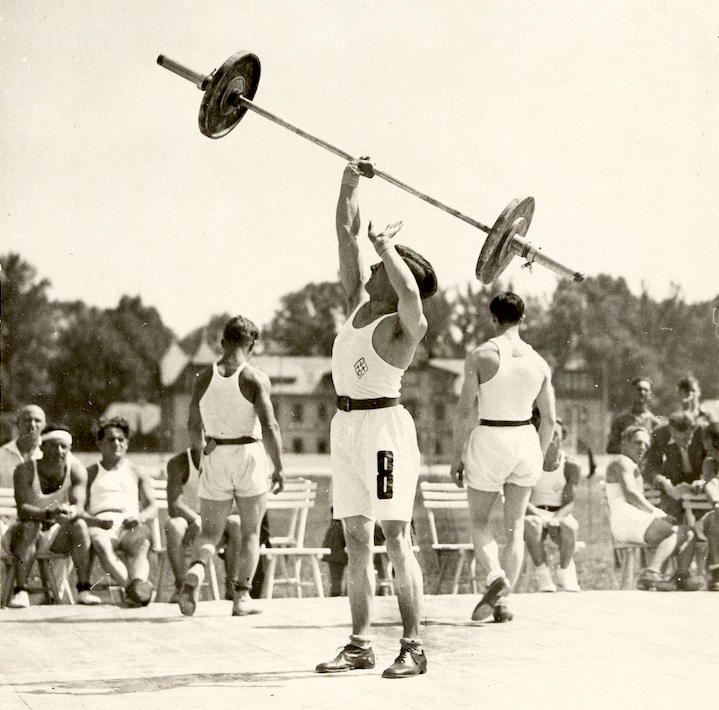 Вдигачи на тежести демонстрират сила на втората работническа олимпиада в "червена" Виена, Австрия, 1931 г. (ASKÖ)