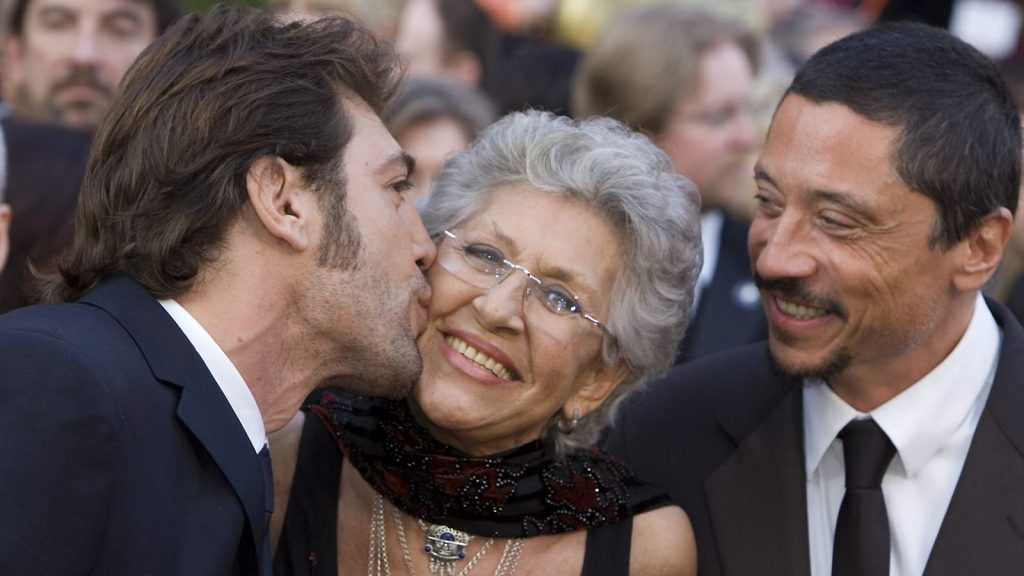 Пилар Бардем със синовете си - актьорите Хавиер Бардем (вляво) и Карлос Бардем. Снимка: Туитър