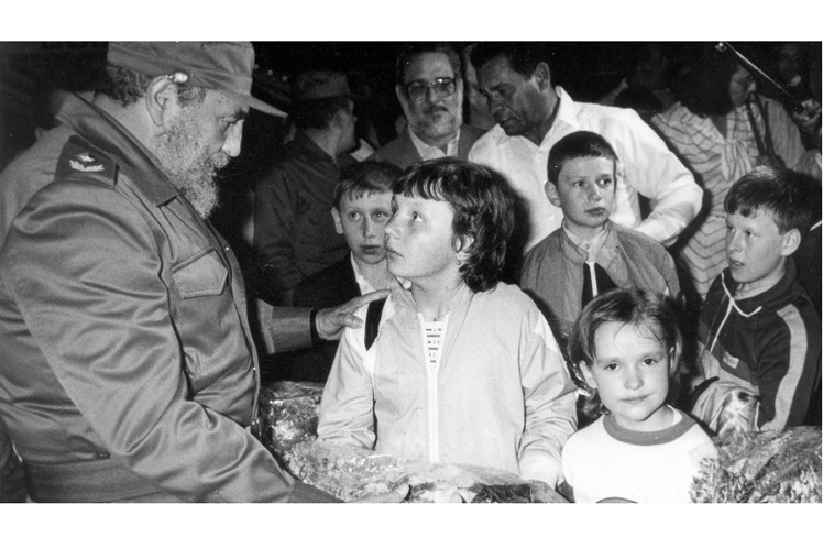 Кубинският лидер Фидел Кастро лично посреща самолетите с деца, пострадали от Чернобил, при пристигането им в Куба. Снимка: prensa-latina.cu