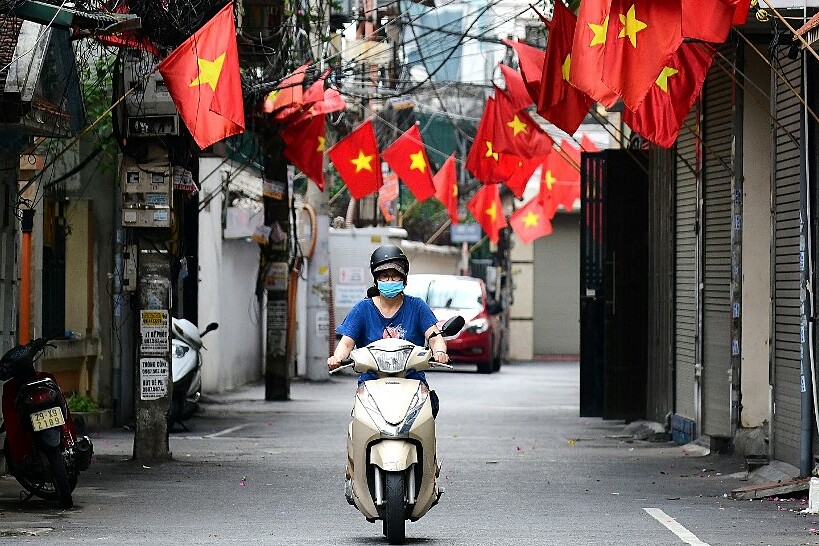 Заради строгите ограничителни мерки украсените за националния празник улици в столицата Ханой са необичайно пусти. Снимка: VNA