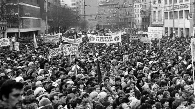 Демонстрация в словашката столица Братислава по време на Нежната революция на 27 ноември 1989 г.  picture alliance / CTK | Rychlo Ivan