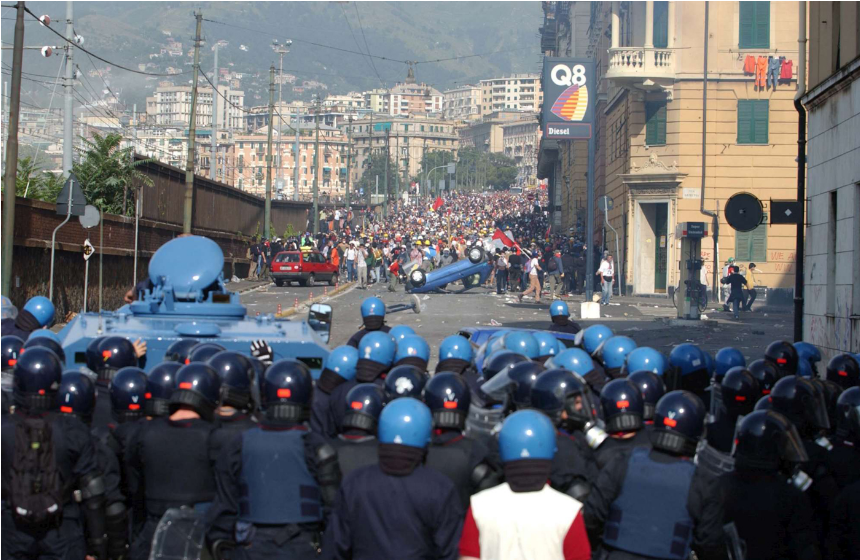 Кадър от протестите срещу срещата на Г8 в Генуа през 2001 г.