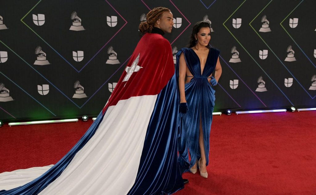 Живеещият в Мями кубино-испански рапър Йотуел и поливнаката му Беатрис на церемонията за латино-"Грами" в Лас Вегас. Снимка: abc.es