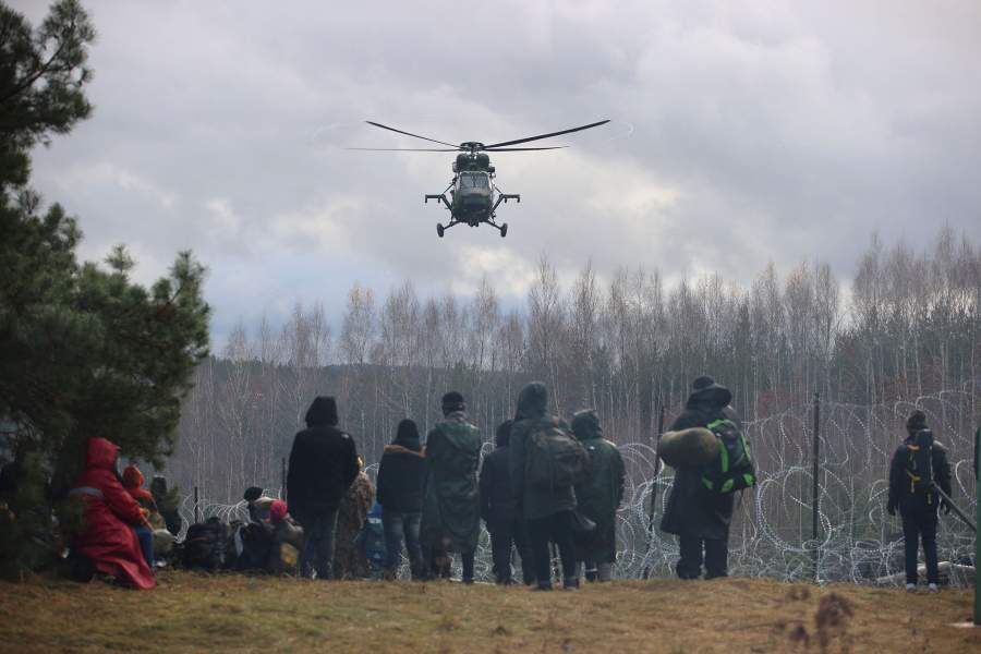 Полша дислоцира по границата си Беларус 12 000 военнослужещи, за да възпират нелегалните мигранти. Снимка: iz.ru