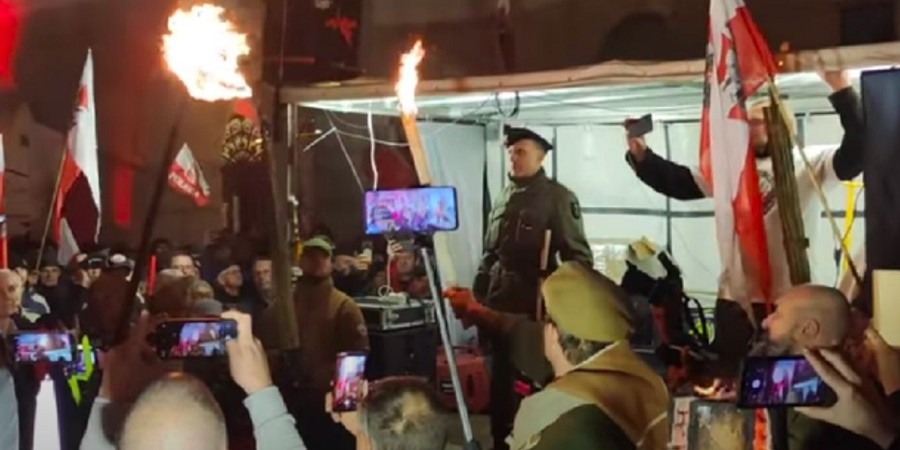 Кадър от видео в "Ютюб", от митинга в Калиш. В центъра се вижда Александер Яблоновски, във военна униформа.