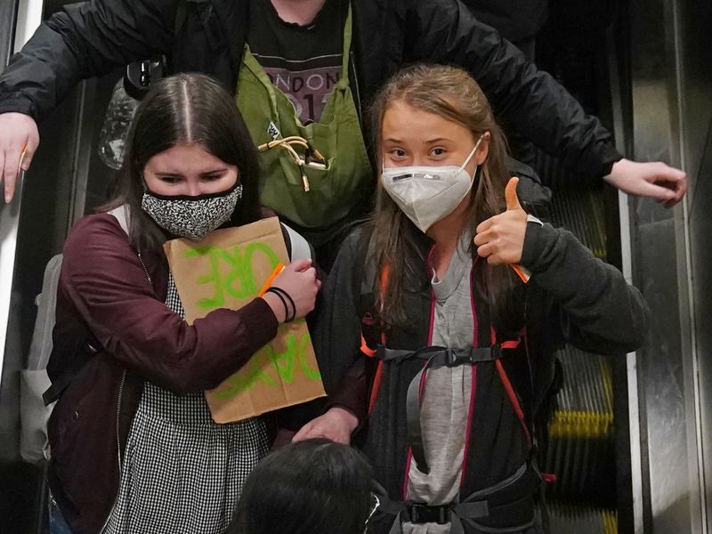 Грета Тунберг (вдясно) заедно със своя съратничка при пристигането си в Глазгоу. Снимка: news.sky.com