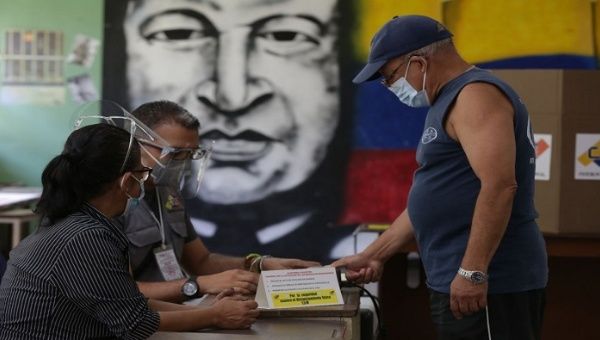 Венесуелски избирател гласува във вота на 21 ноември. Снимка: telesur.net