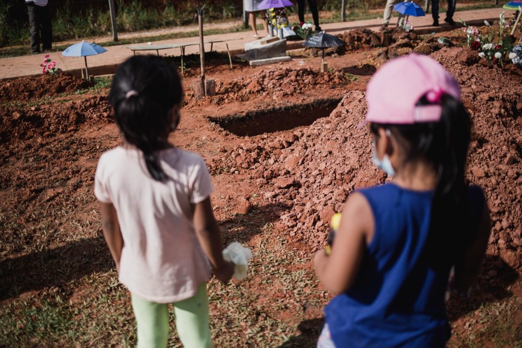 Смята се, че около 130 000 непълнолетни бразилчета са осиротели заради пандемията. Снимка: saludconlupa.com