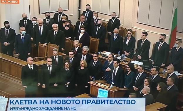 По време на клетвата в Народното събрание на новото правителство начело с Кирил Петков. Снимка от телевизионния екран