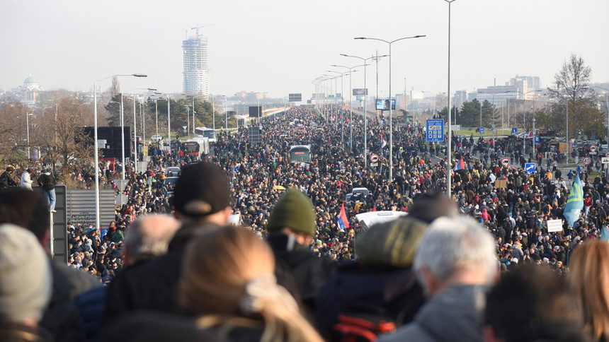 Мостът "Газела" в Белград бе залят от протестиращи срещу проекта на "Рио Тинто" за литиева мина в долината Ядар. Снимка: remonews.com