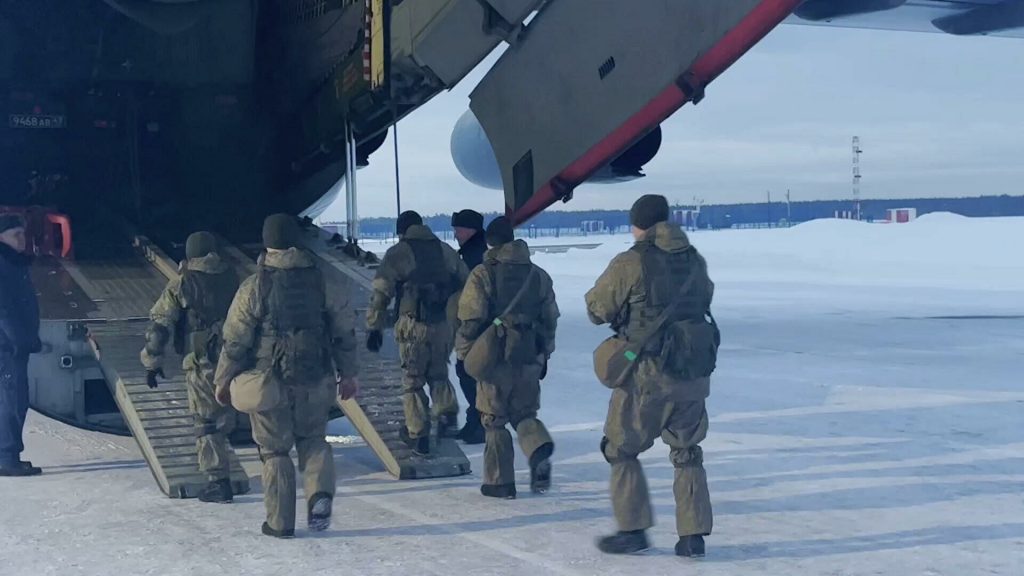 Руски десантчици се качват във военен самолет, който ще ги откара към Казахстан в състава на контингента на ОДКБ. Снимка: РИА