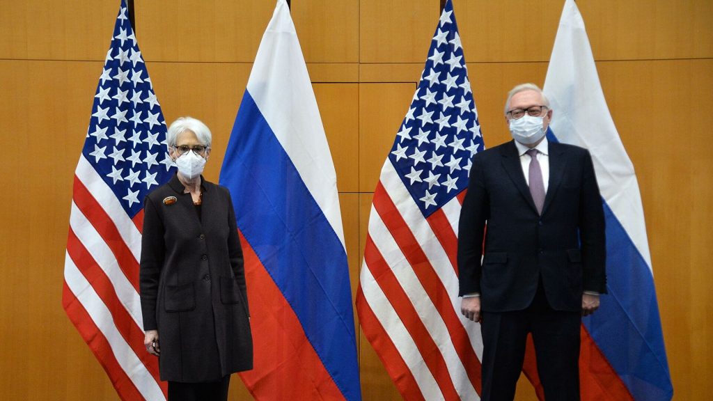 Уенди Шърман и Сергей Рябков преди началото на преговорите САЩ-Русия в Женева. Снимка: РИА